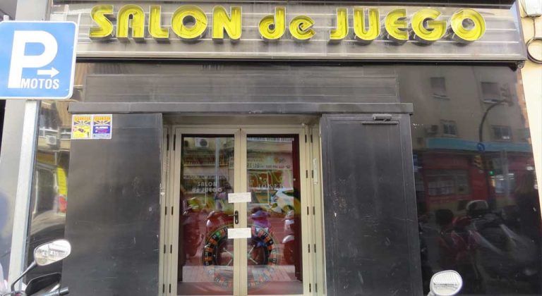La Unidad de Policía Adscrita clausura un salón de juegos en Málaga por diversas irregularidades