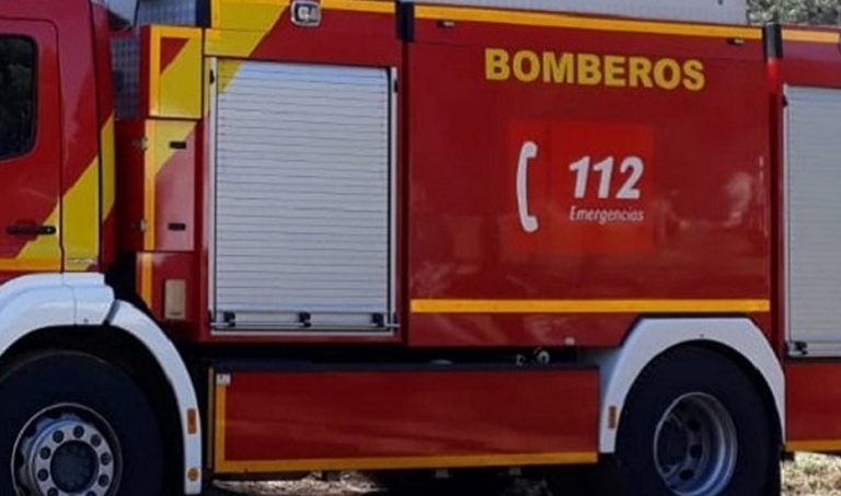 Desalojadas dos viviendas por un incendio de vegetación en Vélez-Málaga