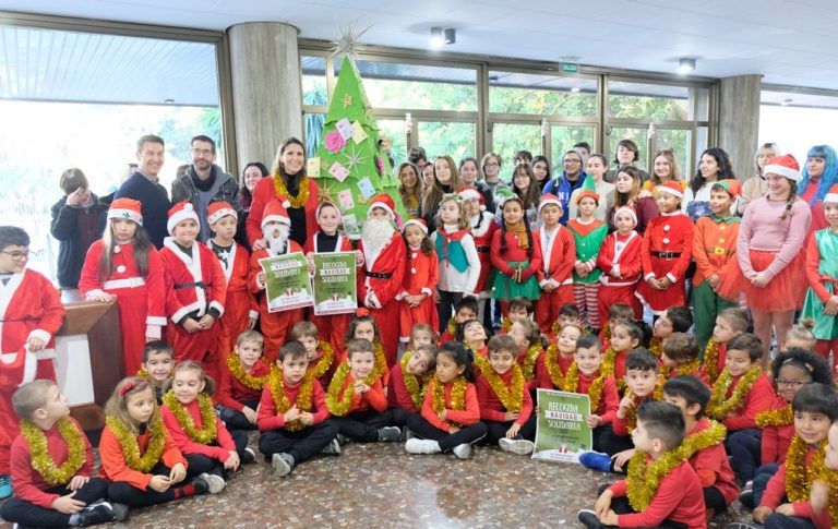 ‘Árbol solidario’ en la Delegación de Educación malagueña