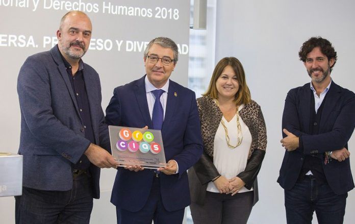 Francisco Salado entregando el premio (Diputación de Málaga)