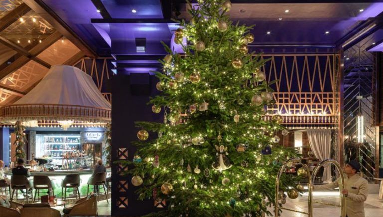 Instalan el árbol de Navidad más caro del mundo en Estepona