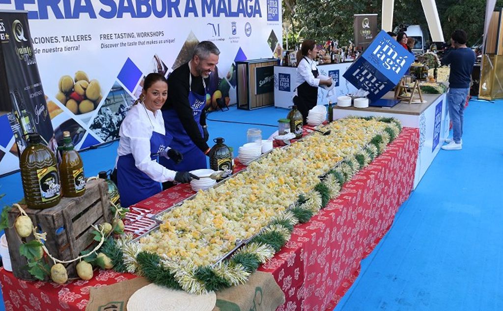 ‘Sabor a Málaga’ elabora la ensalada malagueña más grande del mundo