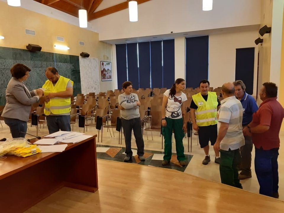 el alcalde de Ojén recibe a los nuevos empleados que se incorporaron a la plantilla municipal con la ayuda de los planes de empleo de Europa