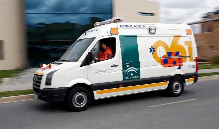 Una mujer resulta afectada por inhalación de humo en el incendio de una vivienda en Málaga