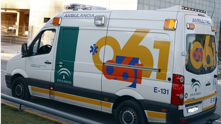 Muere un hombre y una mujer resulta herida grave en un accidente entre un coche y una moto en Manilva