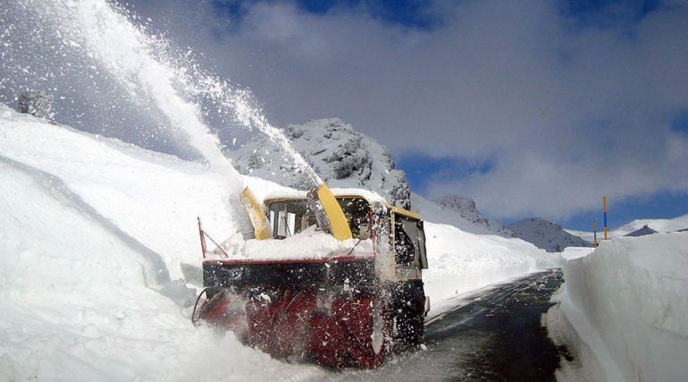 Cortado al tráfico, por acumulación de nieve, un tramo de la A-92 en el acceso al Puerto de la Mora