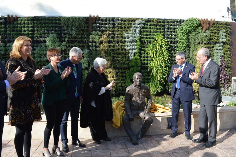 Rincón de la Victoria rinde homenaje al maestro Manuel Alcántara con una escultura de bronce y un mural de cerámica
