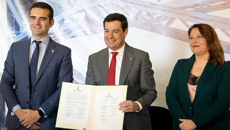 Moreno rubrica con el proyecto ‘Ecomares’ el compromiso del Gobierno andaluz y la flota pesquera para proteger el litoral