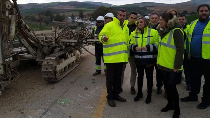 La consejera de Fomento en las obras de la carretera (Junta de Andalucía)