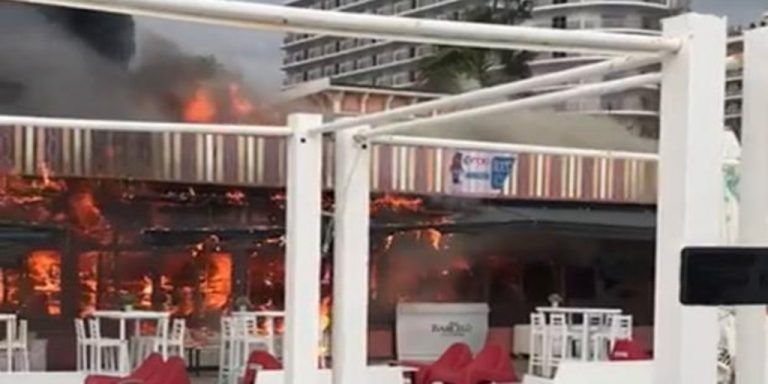 Arde el chiringuito Moliere en Torremolinos