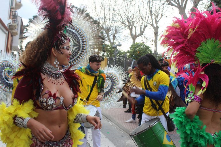 Un multitudinario desfile abre el Carnaval y da paso al mercado medieval