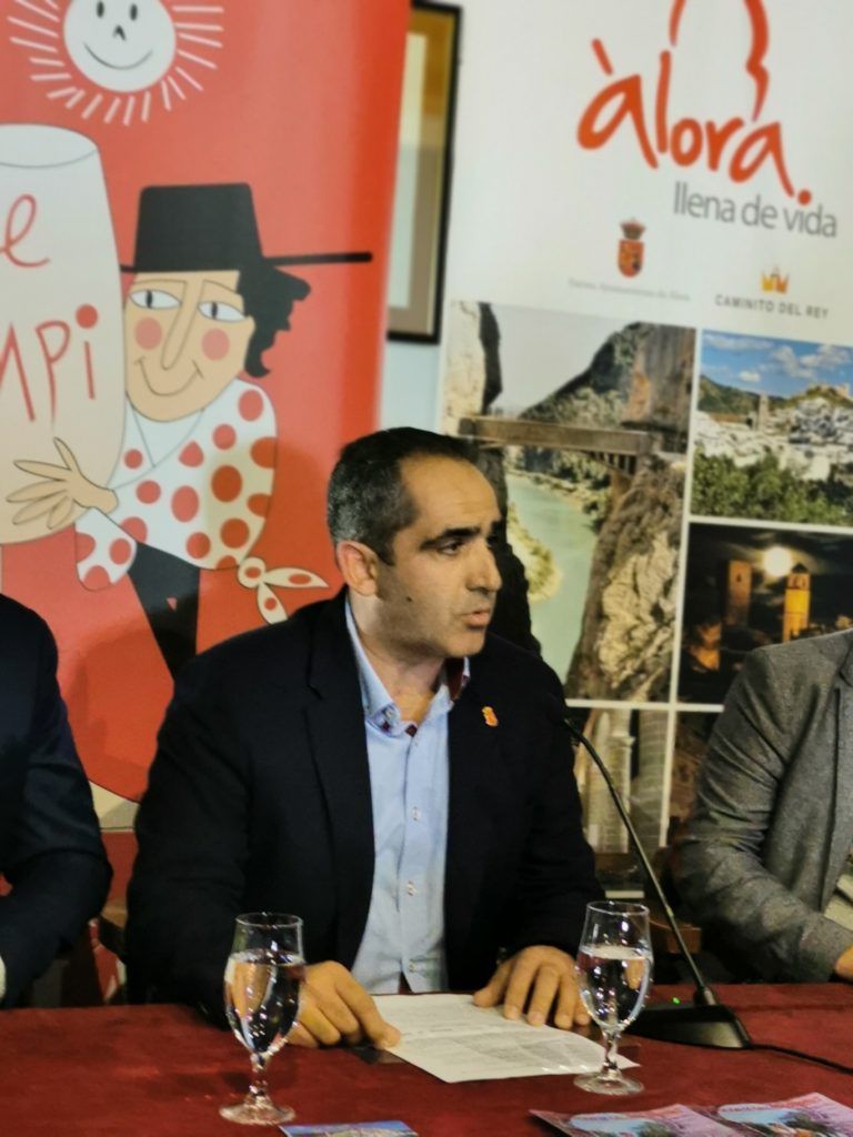 Entrevista a Francisco J. Martínez (alcalde de Álora), sobre la exposición de Gallinas Sureñas y el Mercado de quesos