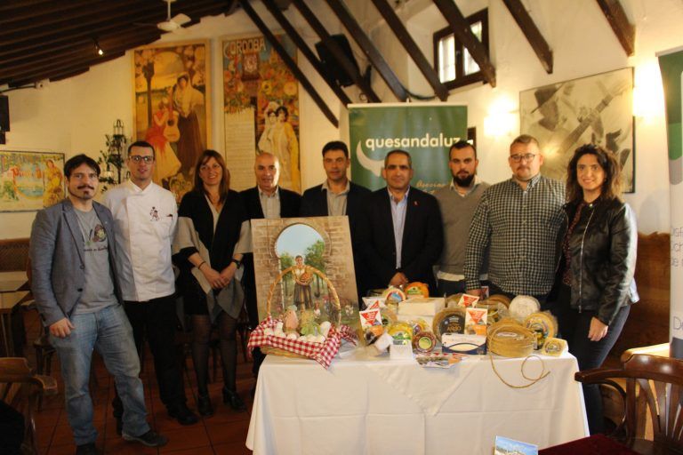 Álora celebra la XII Exposición de Gallinas y el Mercado de Quesos