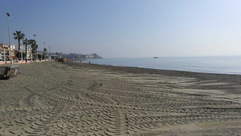 Medio Ambiente inicia  los trabajos de adecuación de las playas de Rincón de la Victoria de cara a la Semana Santa
