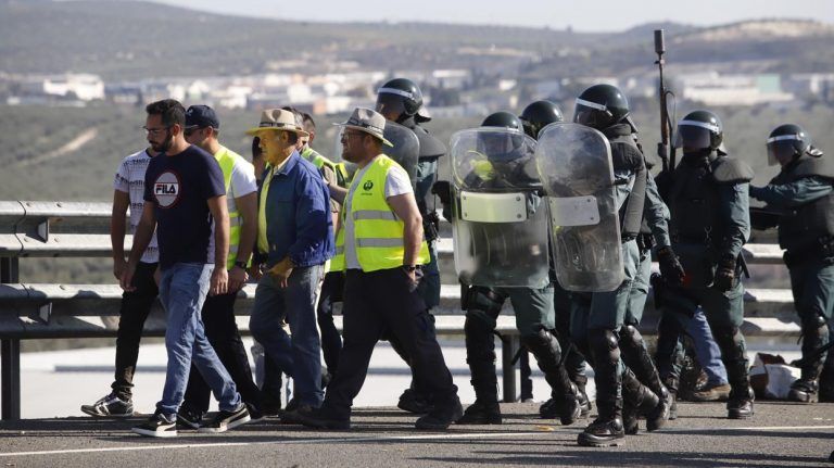 Momentos de tensión y cargas durante el desalojo de la Guardia Civil a los agricultores que protestaban en Lucena