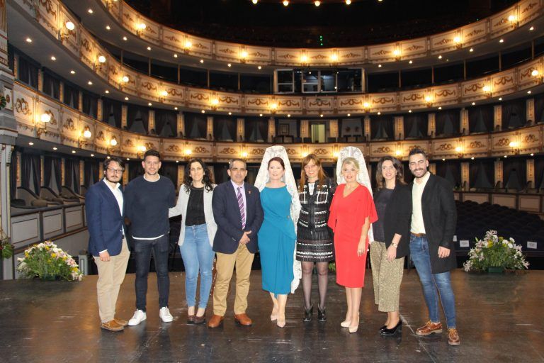 Antonia Contreras pregona “la Mantilla” en el Teatro Cervantes