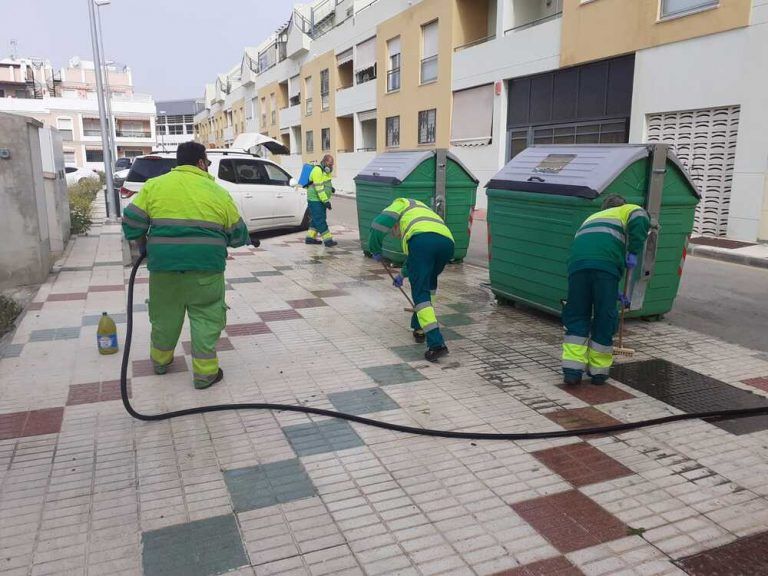 El Ayuntamiento de Rincón de la Victoria intensifica las labores de limpieza y desinfección en las zonas más sensibles del municipio