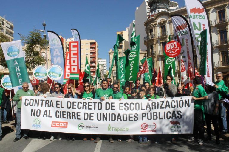 Miles de personas protestan en Andalucía contra decreto de escolarización y sindicatos hablan de «éxito histórico»