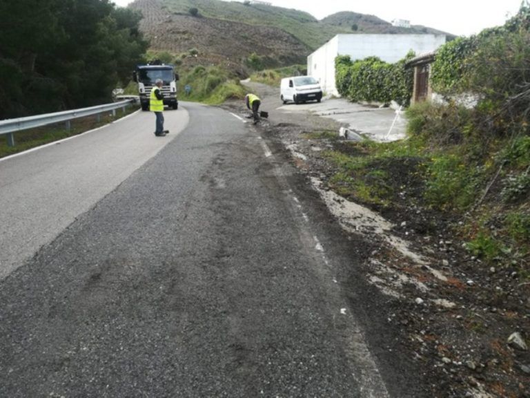 La Diputación continúa con el arreglo de desprendimientos por la lluvia en carreteras de la Axarquía