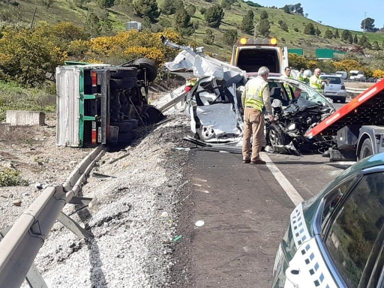 Un fallecido y dos heridos en un accidente de tráfico entre un camión y dos turismos en Pizarra