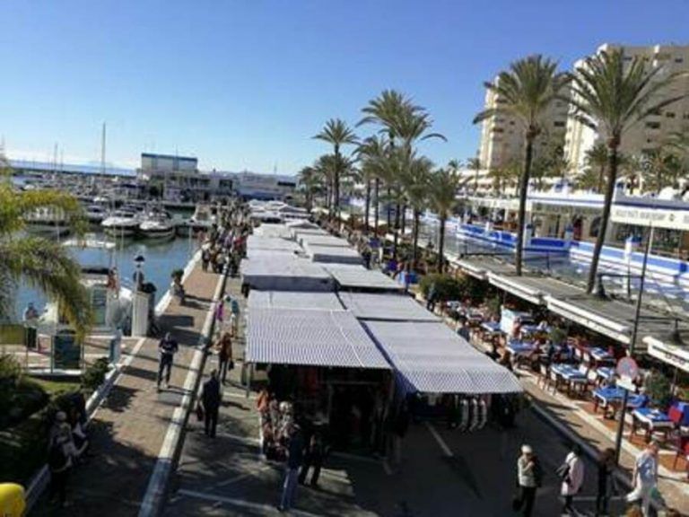 El Puerto Deportivo de Estepona suspende el mercadillo tradicional de los domingos