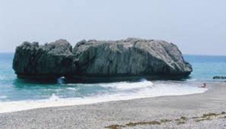 Encuentran el cuerpo sin vida de un buzo en una playa de Estepona