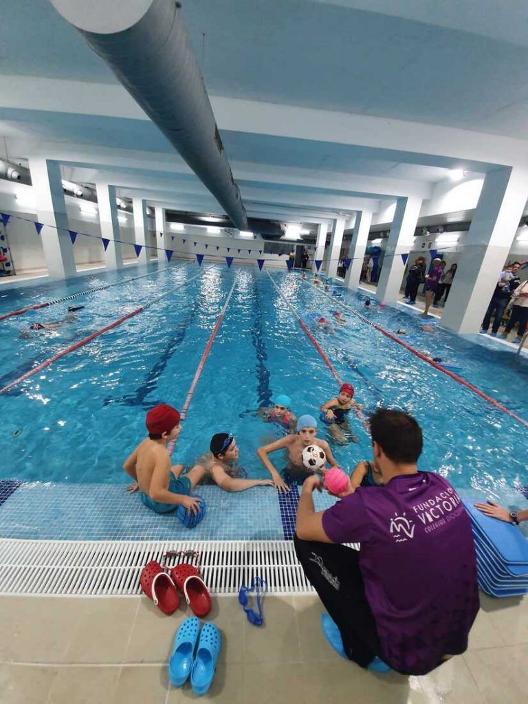 La escuela deportiva ‘Fundación Victoria’ tira de los galones del Waterpolo Málaga para expandir este deporte en la cuidad