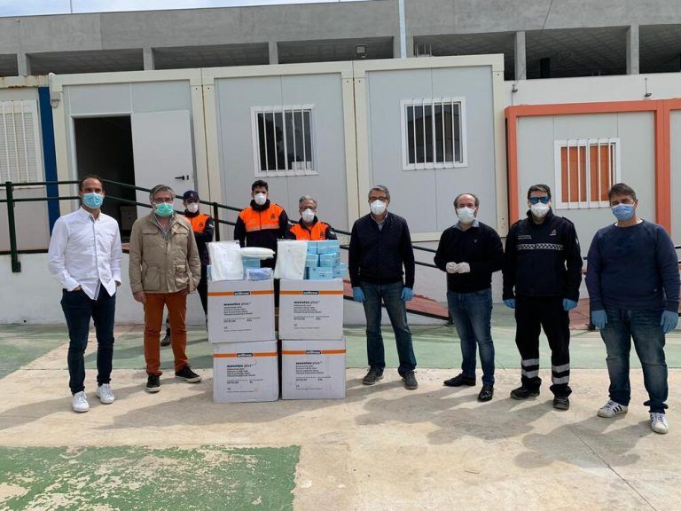 El Ayuntamiento de Rincón de la Victoria se une al Centro de Salud y a la Fundación César Ramírez Bisturí Solidario para entregar material de protección a las residencias del municipio