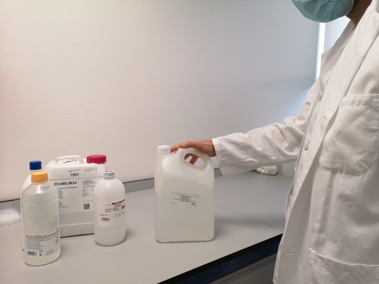 Farmacia del Área Sanitaria Serranía de Málaga produce gel hidroalcohólico para la desinfección de manos