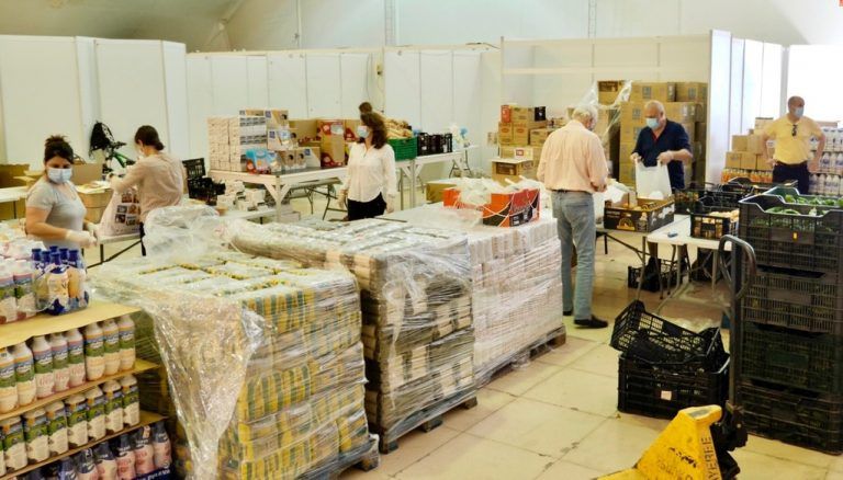 El Ayuntamiento de Estepona adquiere y reparte más de 10 toneladas de alimentos cada semana para familias vulnerables