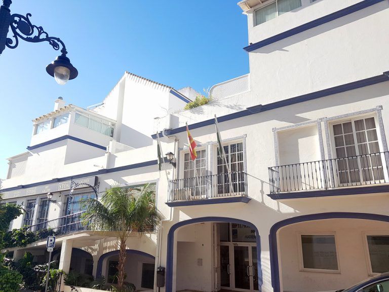 El Ayuntamiento de Estepona autoriza a los negocios de hostelería ampliar la superficie de sus terrazas