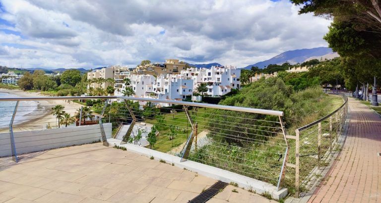 Concluye el proyecto de mejora de la playa del Cristo que ha supuesto la creación de una zona verde, un tramo de senda litoral y nuevos espacios para el ciudadano