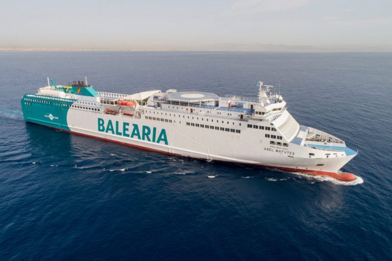 El puerto de Málaga recibe al buque ‘Bahama Mama’ con unos 600 pasajeros a bordo
