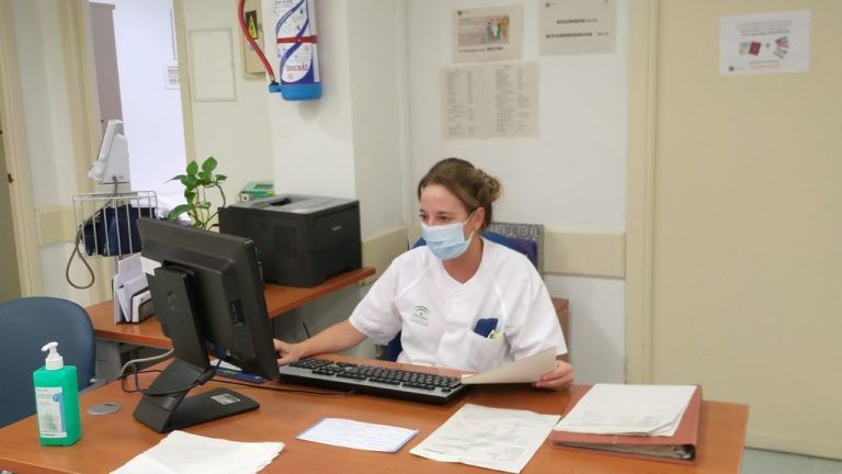 El Hospital Regional de Málaga atiende más de 41.000 consultas telemáticas durante la pandemia de Covid-19