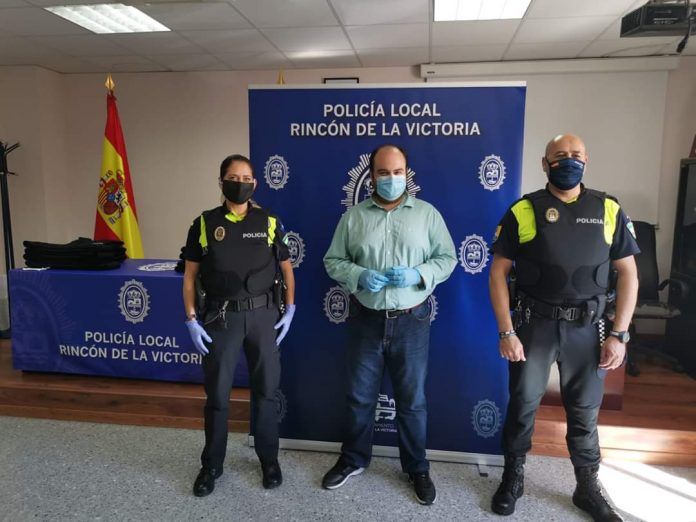 Entrega últimos chalecos