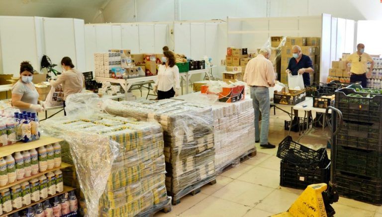 Estepona adquiere y reparte más de 150 toneladas de alimentos a familias vulnerables durante el estado de alarma