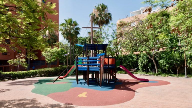 Estepona ejecuta un plan de mejora de los parques infantiles durante el estado de alarma e implanta un plan especial de limpieza y desinfección en estas zonas