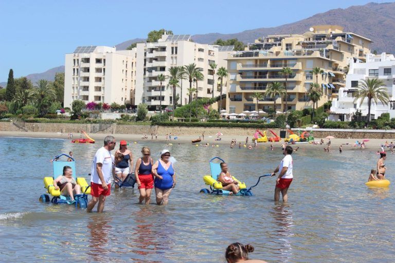 El servicio de socorrismo de playas incorpora un servicio diario de baños asistidos para personas con movilidad reducida