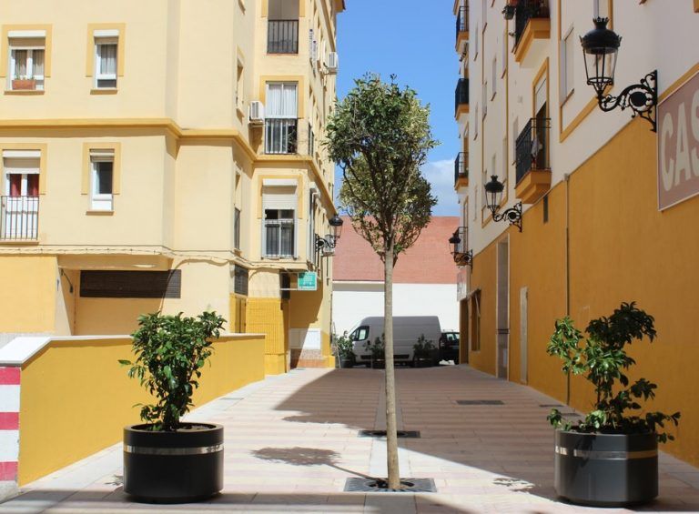 El Ayuntamiento de Estepona finaliza la remodelación de una nueva vía incluida en el plan para mejorar el entorno de calle San Roque