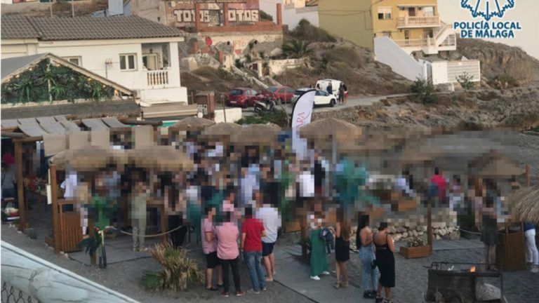 Denunciado y desalojado un chiringuito en Málaga donde se celebraba una fiesta con unas 300 personas