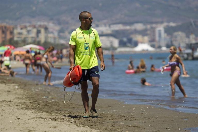 Rescatan a dos bañistas en una playa de Nerja