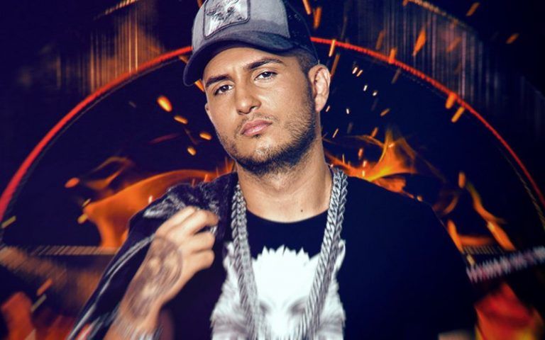 Suspenden el concierto de Omar Montes en Fuengirola porque el artista no usó mascarilla en la entrega de una donación