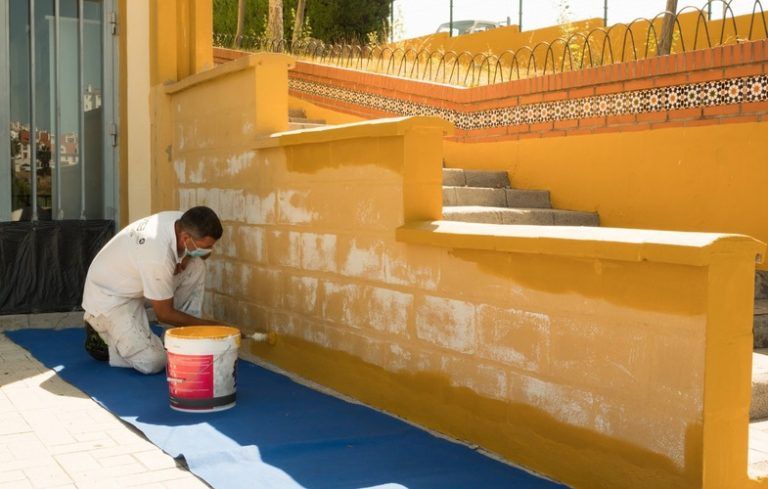 Estepona lleva a cabo 268 actuaciones de mejora en los centros educativos durante este verano