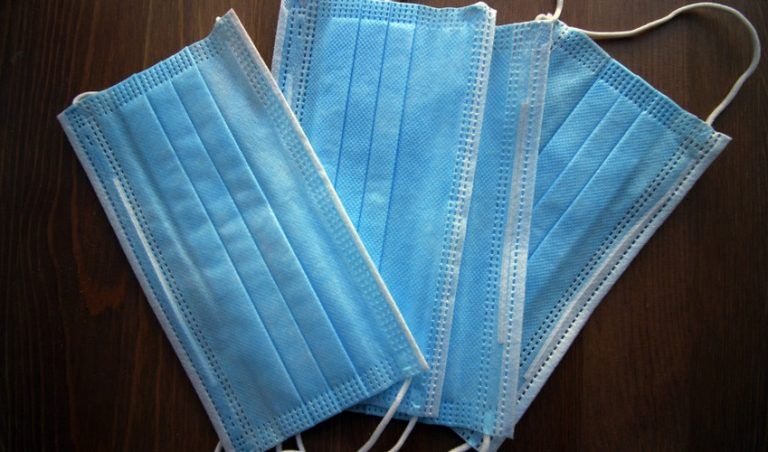 El Hospital Regional de Málaga obliga el uso de mascarilla en todos sus centros