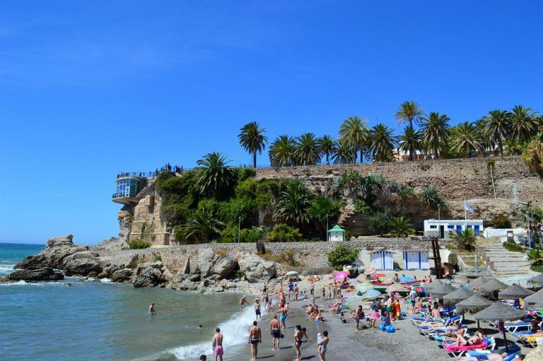 Varias playas y calas malagueñas en Mijas, Nerja y Benalmádena limitan el acceso por exceso de aforo