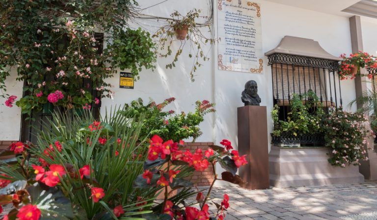 Estepona amplía la Ruta de la Poesía con un soneto de Góngora en la céntrica plaza Begines