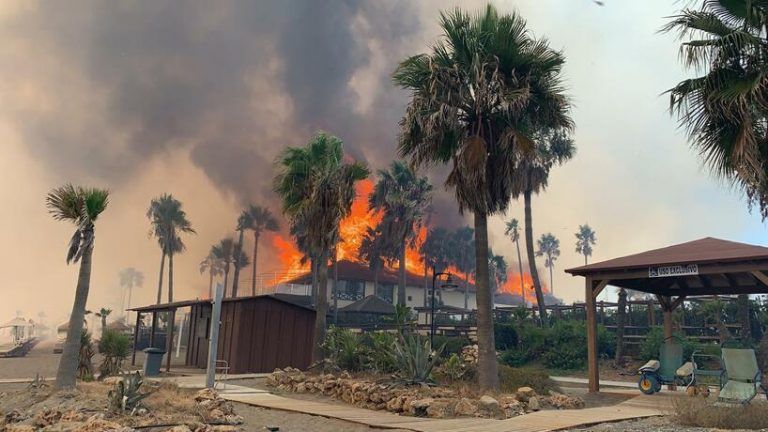 El fuego en Estepona arrasa con el Laguna Village y alcanza el hotel Kempinski