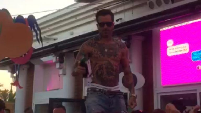 Cierran 15 días la discoteca de Torremolinos donde el DJ escupía alcohol al público