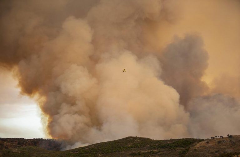 El incendio de Almonaster ha arrasado ya 9.000 hectáreas de terreno y sigue sin estar controlado