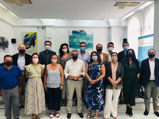 Rincón de la Victoria y La Junta de Andalucía firman un marco de colaboración para iniciar la creación del futuro arrecife artificial en Los Acantilados de El Cantal